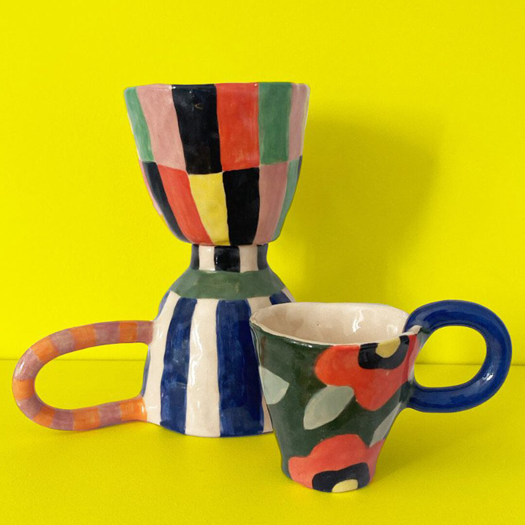 céramiques de piment martin, des petites tasses colorées à motif ou fleuries